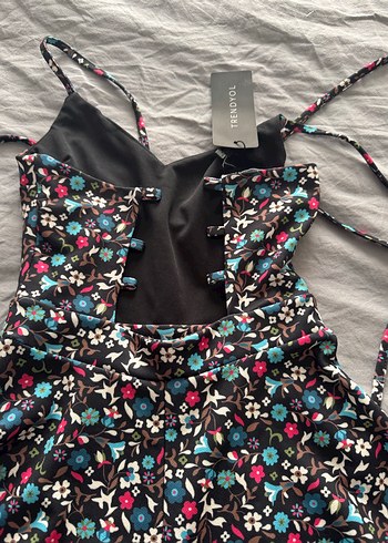 Çiçek Desenli V Yaka Mini Elbise - Görsel 4