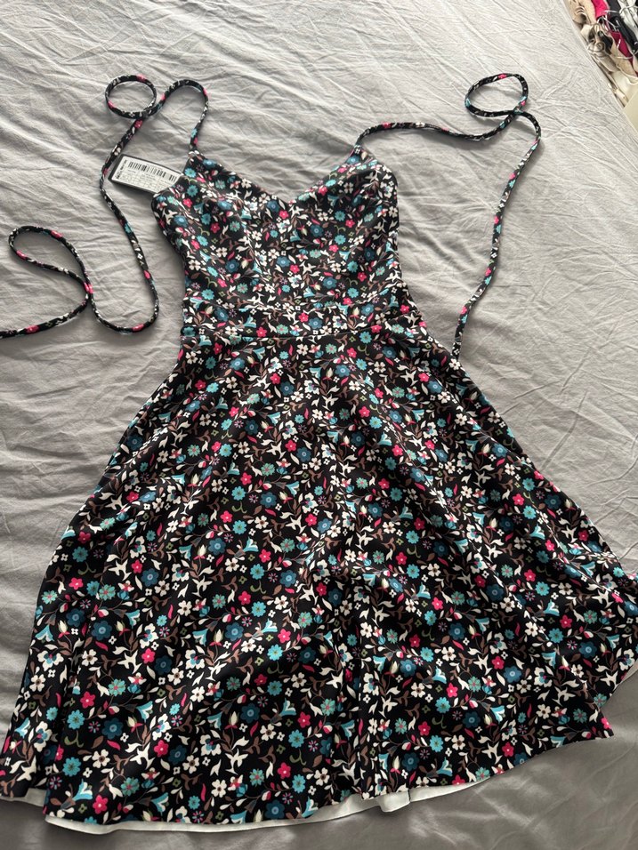 Çiçek Desenli V Yaka Mini Elbise - Görsel 2