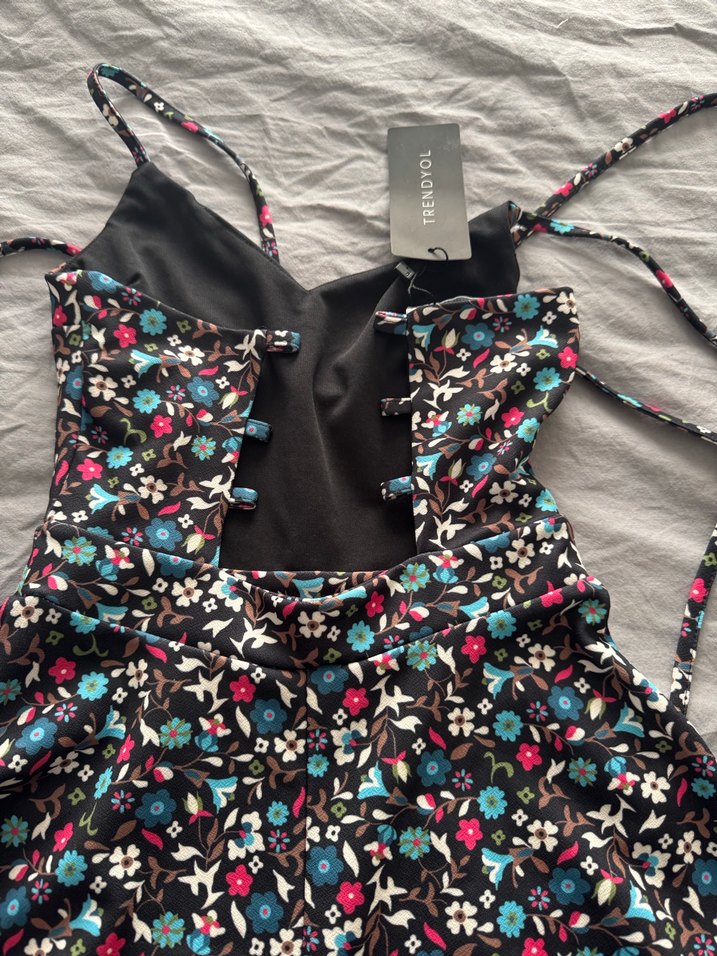 Çiçek Desenli V Yaka Mini Elbise - Görsel 4