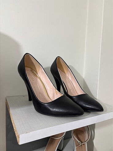 Siyah deri stiletto