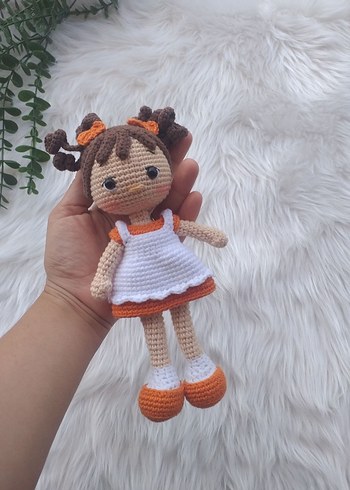 Renkli El Yapımı Örgü Bebek