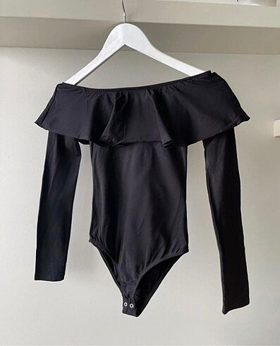 Siyah fırfırlı penye bodysuit