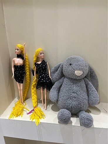 Beden Barbie bebek ve yumoş tavşan