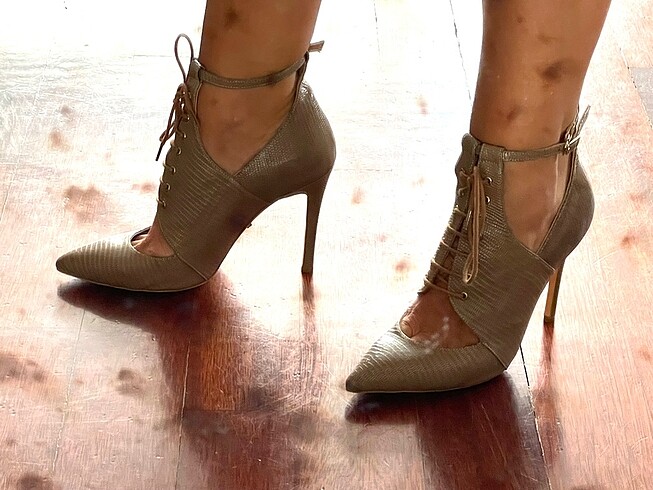 Gamze Saraçoğlu Gamze Saracoglu Inci bagcikli stiletto hic kullanilmadi