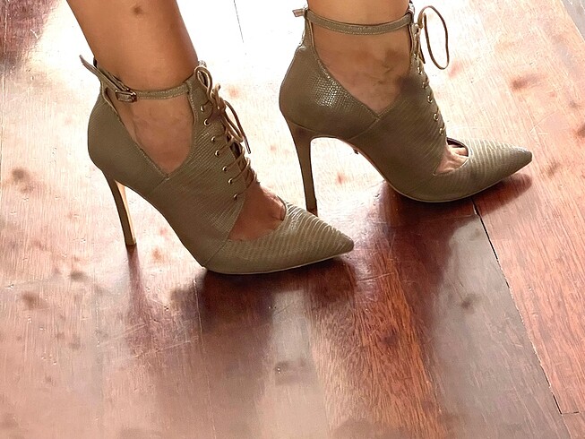 40 Beden camel Renk Gamze Saracoglu Inci bagcikli stiletto hic kullanilmadi