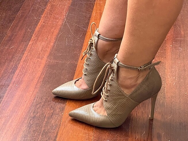 40 Beden Gamze Saracoglu Inci bagcikli stiletto hic kullanilmadi
