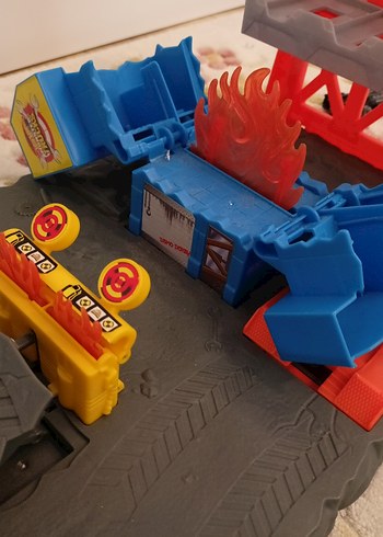  Beden hotwheels Monster Trucks patlama