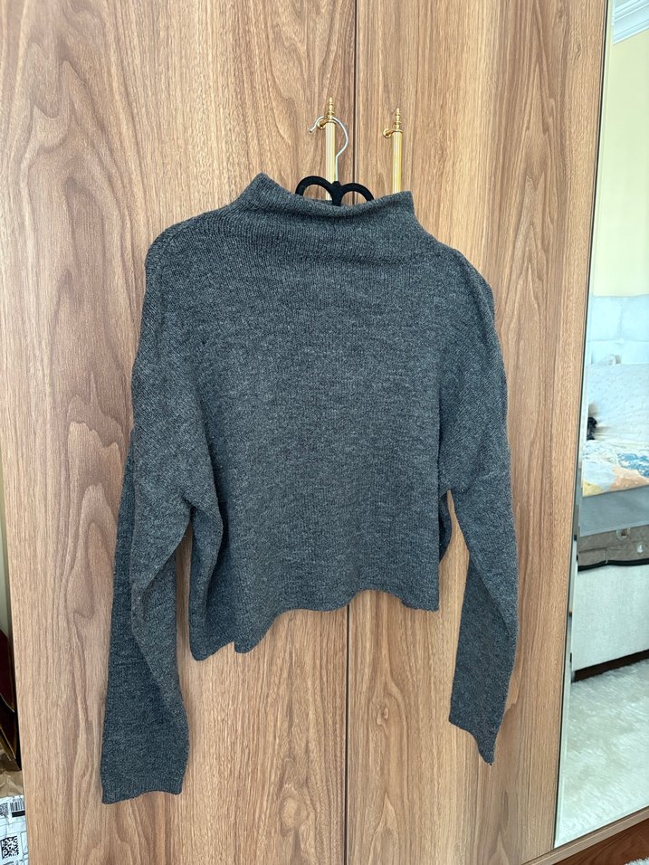 Gri Kadın Boğazlı Kısa Örgü Kazak - Görsel 2