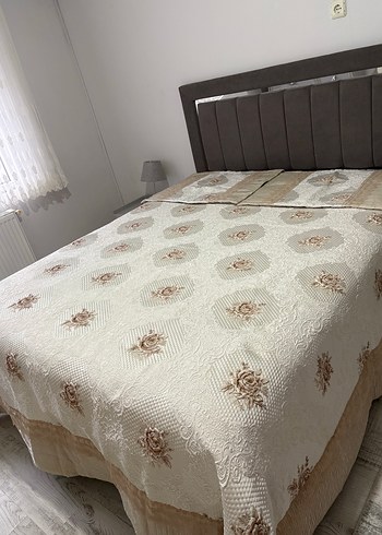 İşlemeli Beyaz Yatak Örtüsü kahverengi çiçek detaylı - Görsel 2