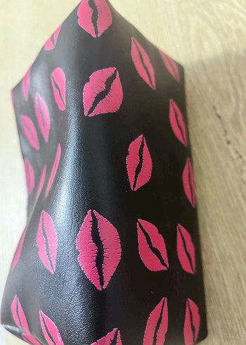 MAC Ruj Desenli Parlak Makyaj Çantası - Görsel 2