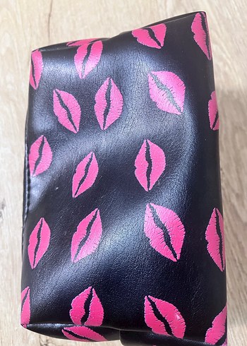 MAC Ruj Desenli Parlak Makyaj Çantası - Görsel 3