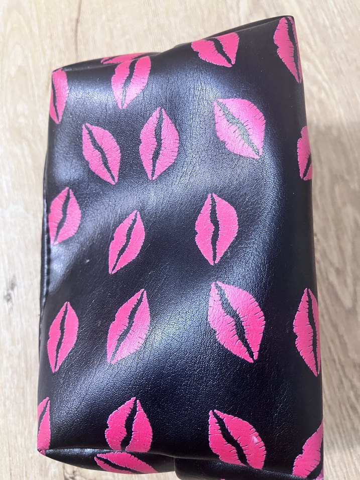 MAC Ruj Desenli Parlak Makyaj Çantası - Görsel 3