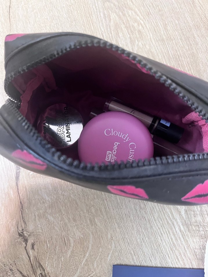 MAC Ruj Desenli Parlak Makyaj Çantası - Görsel 4