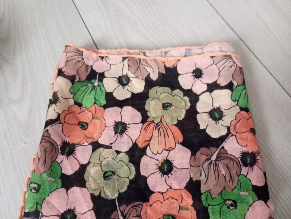 Çiçek Desenli Retro Kadın Fuları - Görsel 3