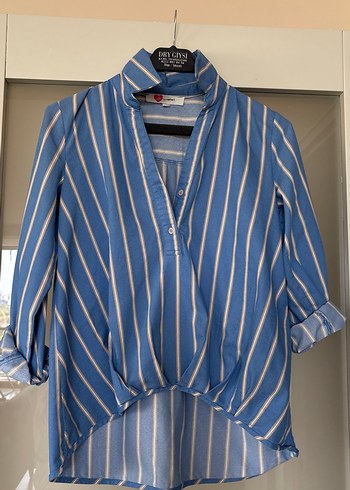 Mavi Çizgili V Yakalı Kadın Gömlek - Görsel 5