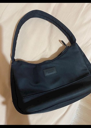 pull and bear siyah küçük kol çantası benzeri bej renkte var - Görsel 2