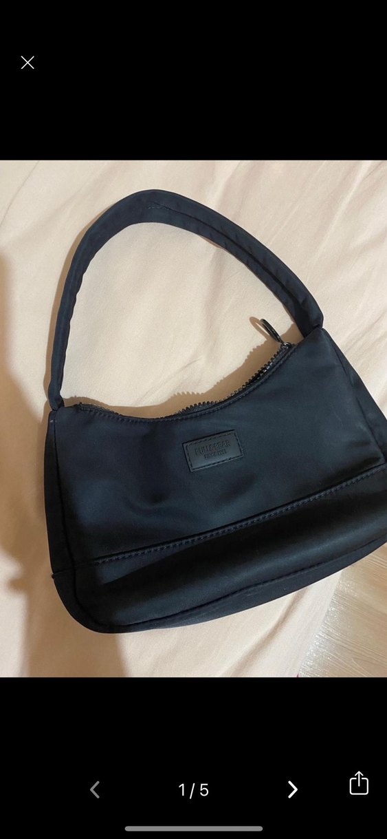 pull and bear siyah küçük kol çantası benzeri bej renkte var - Görsel 2