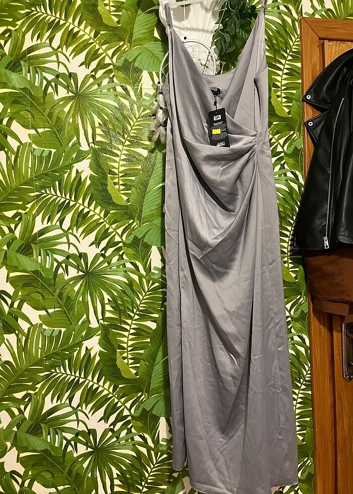 uzun mezuniyet elbisesi gri dökümlü saten gibi sanırım s beden m - Görsel 3