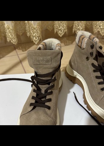 Bej Süet Platform Topuklu Peluş Detaylı Bot - Görsel 5