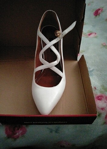 İtalyan ürünü topuklu beyaz ayakkabı 