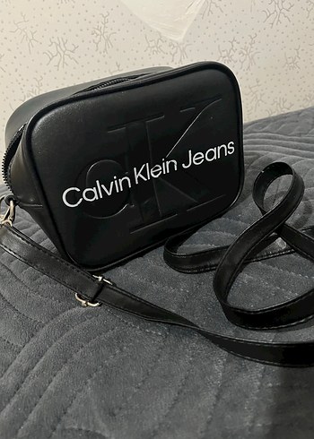 Calvin Klein Siyah Deri Kadın Çapraz Çanta