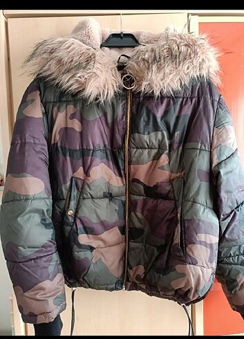 Pull and bear kamuflaj tüylü şişme mont