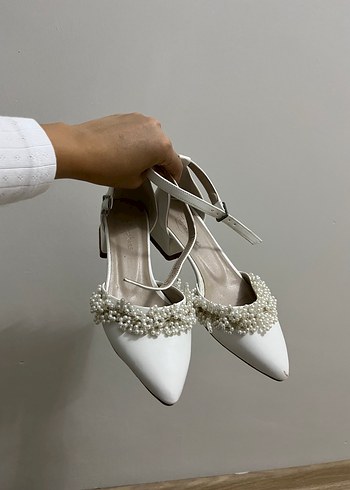 İnci İşlemeli Beyaz Stiletto Abiye Ayakkabı