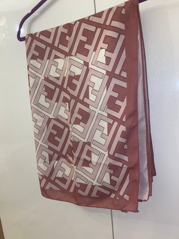 Fendi şal - Görsel 3