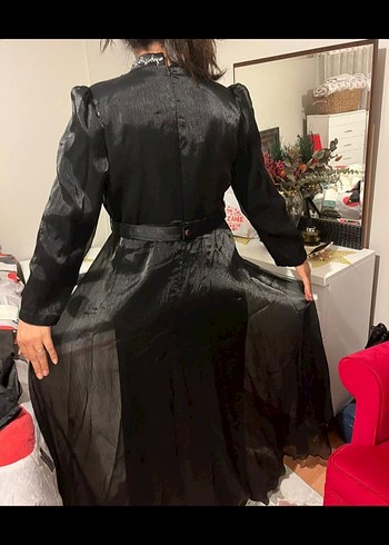 Siyah Parlak Uzun Kol Nakışlı Abiye Elbise - Görsel 4