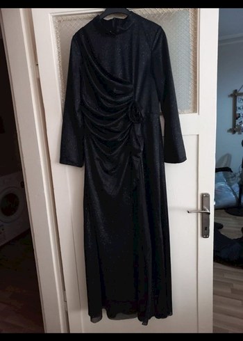 Parlak Siyah Yüksek Yakalı Drapeli Uzun Kadın Elbise - Görsel 6