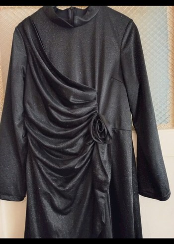 Parlak Siyah Yüksek Yakalı Drapeli Uzun Kadın Elbise - Görsel 2