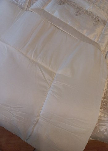 Beyaz İşlemeli Parlak Yatak Örtüsü - Görsel 11