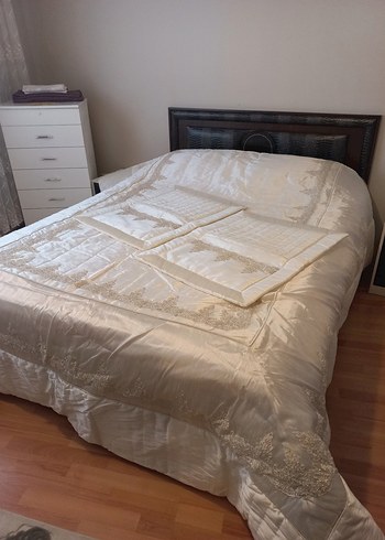 Beyaz İşlemeli Parlak Yatak Örtüsü - Görsel 10