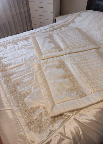 Beyaz İşlemeli Parlak Yatak Örtüsü - Görsel 9