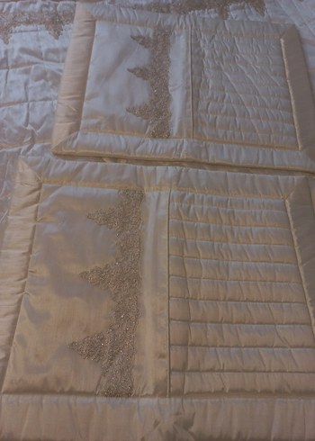 Beyaz İşlemeli Parlak Yatak Örtüsü - Görsel 3