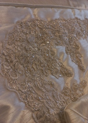 Beyaz İşlemeli Parlak Yatak Örtüsü - Görsel 6