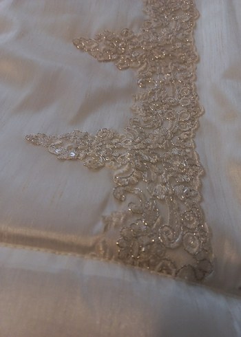 Beyaz İşlemeli Parlak Yatak Örtüsü - Görsel 2