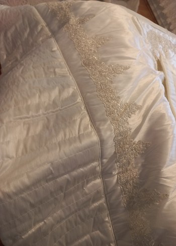 Beyaz İşlemeli Parlak Yatak Örtüsü - Görsel 4