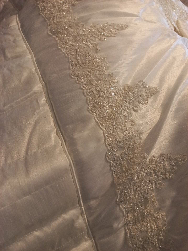 Beyaz İşlemeli Parlak Yatak Örtüsü - Görsel 5