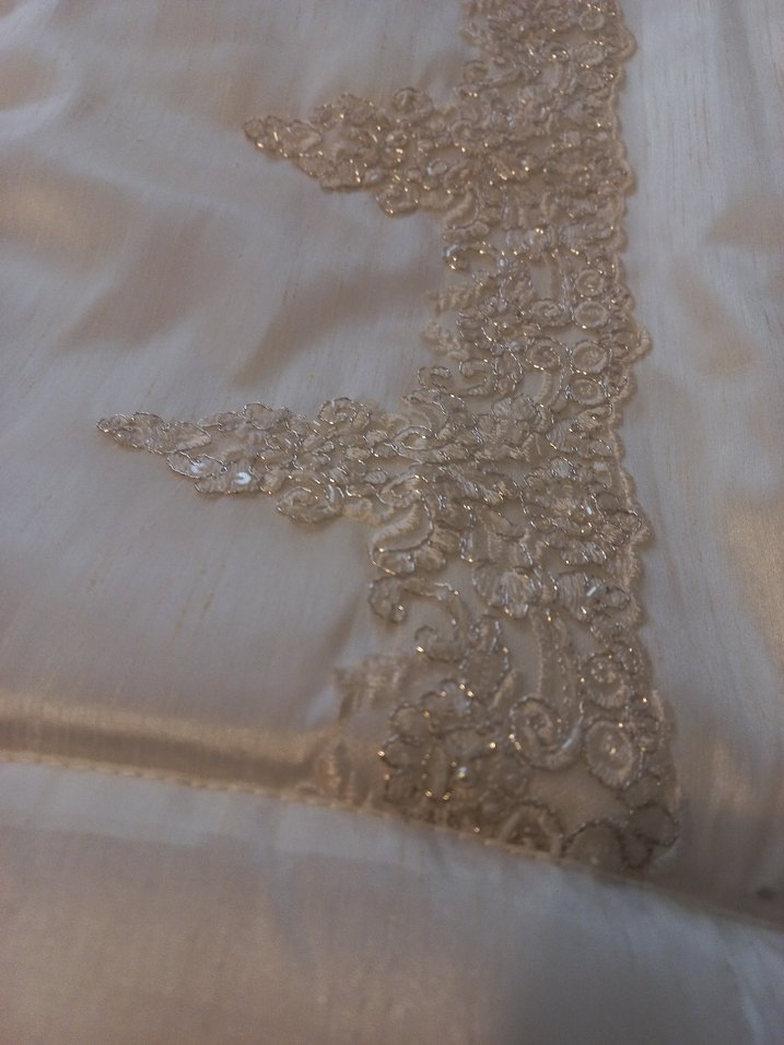 Beyaz İşlemeli Parlak Yatak Örtüsü - Görsel 2