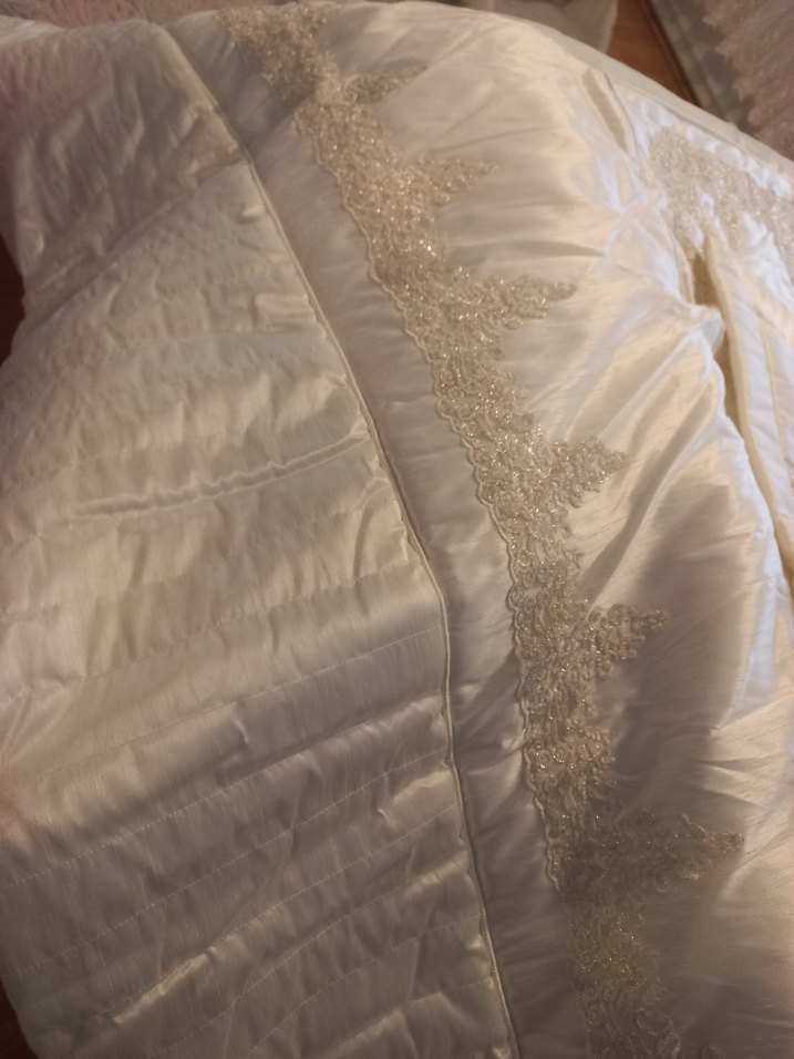 Beyaz İşlemeli Parlak Yatak Örtüsü - Görsel 4