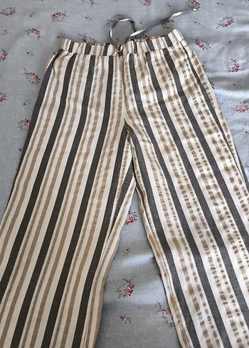 Gri Çizgili Bol Kesim Midi Kumaş Pantolon