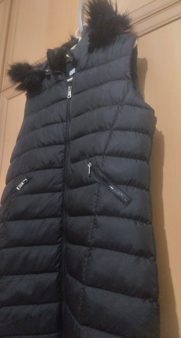 Siyah Kürklü Kapüşonlu Kadın Yelek - Görsel 2