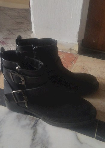 Kadın Siyah Deri Tokalı Topuklu Bot - Görsel 2