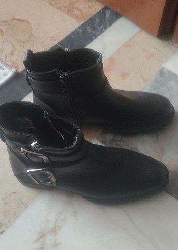 Kadın Siyah Deri Tokalı Topuklu Bot - Görsel 3