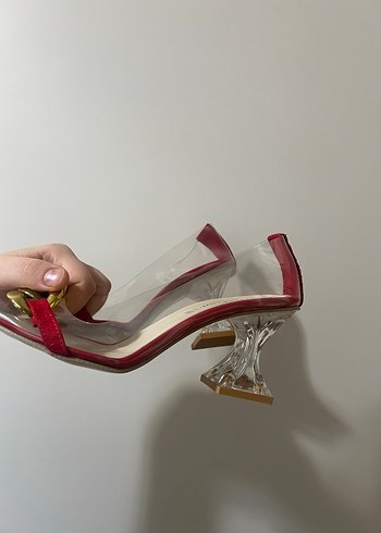 Zincir Detaylı Parlak Kırmızı Yüksek Topuklu Ayakkabı - Görsel 3