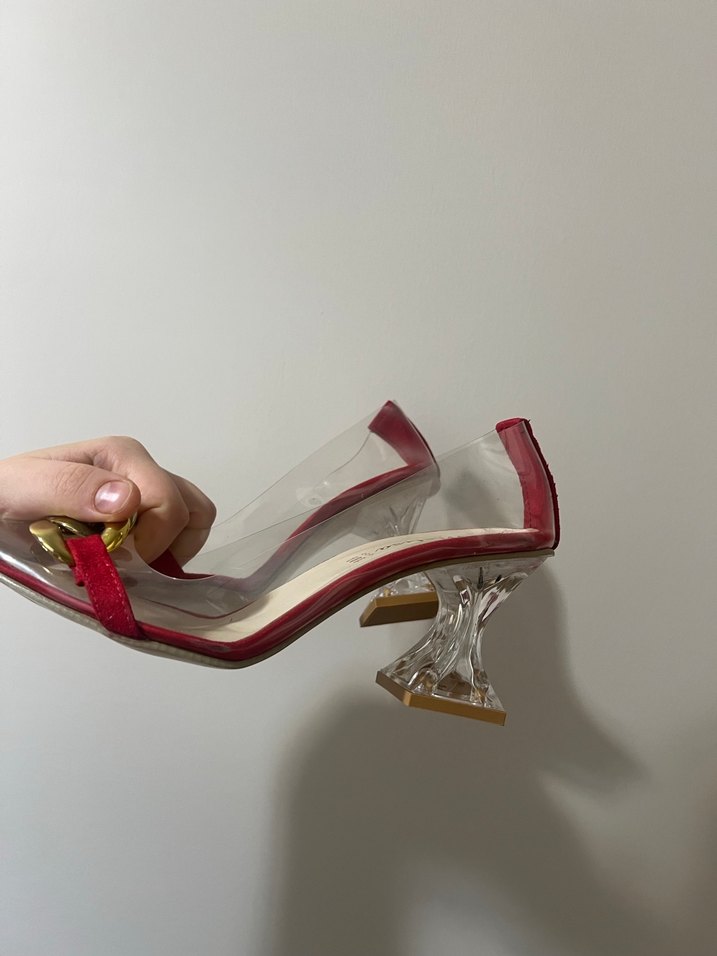 Zincir Detaylı Parlak Kırmızı Yüksek Topuklu Ayakkabı - Görsel 3