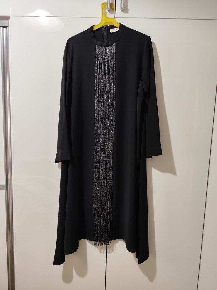 Uzun Kollu Siyah Püsküllü Uzun Elbise - Görsel 2