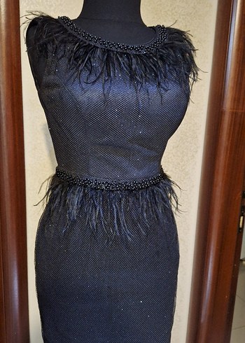 Kısa Siyah İşlemeli Kürk Detaylı Elbise - Görsel 5