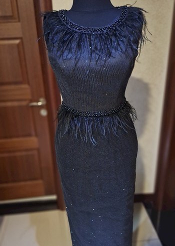 Kısa Siyah İşlemeli Kürk Detaylı Elbise - Görsel 3